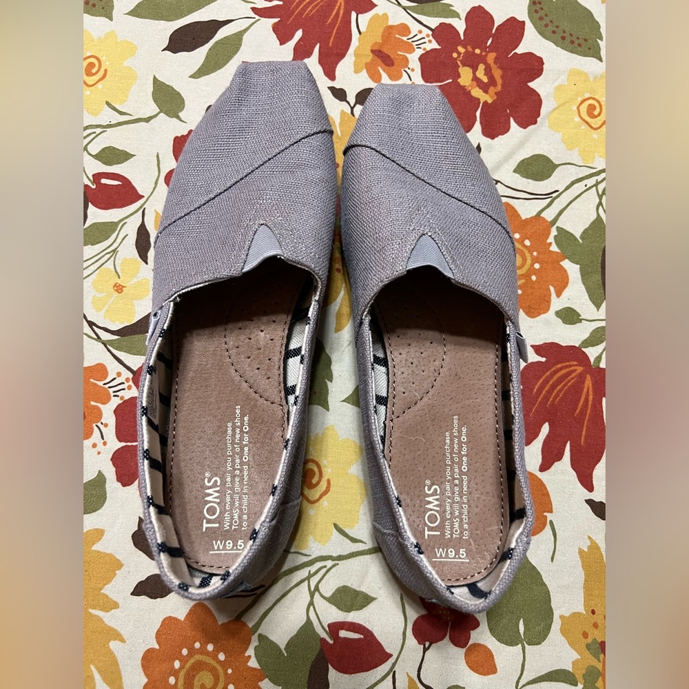 Tom's Slip On Shoes Size 9.5 Women's Comfy Flat Sneaker Style Gray‎ Shoes.